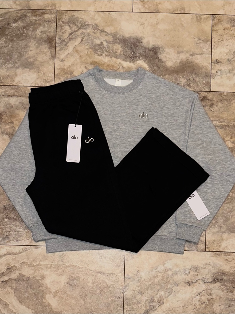 Alo Yoga Accolade Crewneck & Straight Leg Sweatpants Set Grey/Black Size Large
